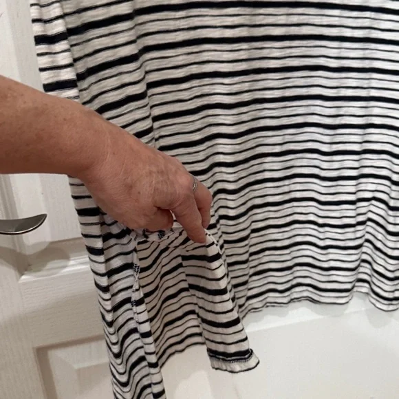 Universal thread size medium, short sleeve, black, and white striped midi dress - Picture 2 of 2